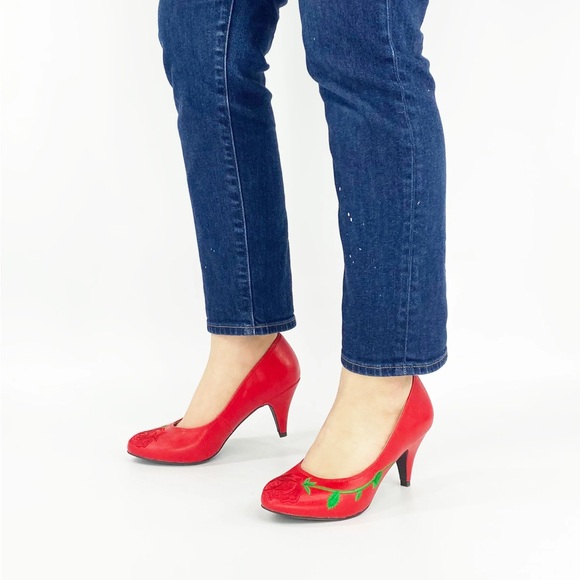 Unique Vintage Red Rose Embroidered Heels Size 7.5 B.A.I.T Footwear - Picture 2 of 9